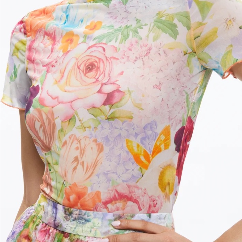 Alice & Olivia DELAINA SHORT SLEEVE
LETTUCE TRIM CROP TOP